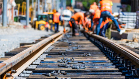 Zdjęcie - Bezpieczeństwo kolejowe: Modernizacja przejazdów kolejowo-drogowych