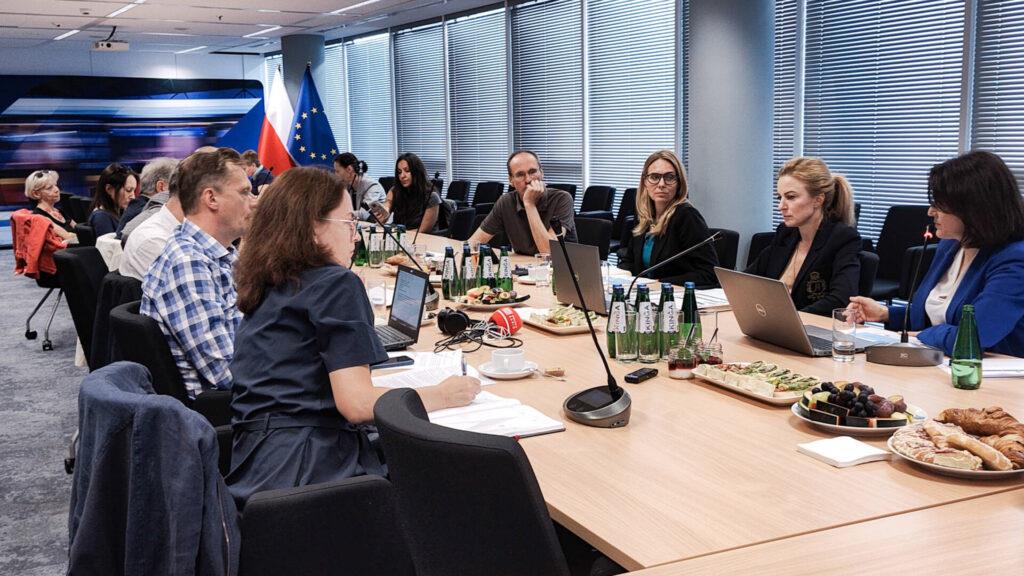 Zdjęcie przedstawia osoby siedzące w&nbsp;sali intermodalnej w&nbsp;siedzibie CUPT podczas śniadania prasowego 11 września 2024 roku