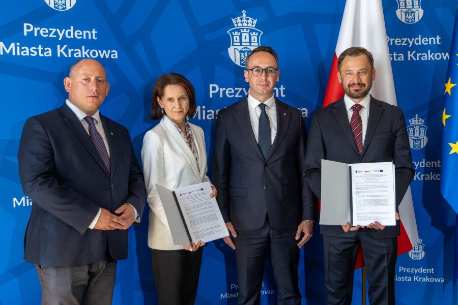 Joanna Lech, Minister Dariusz Klimczak and Aleksander Miszalski present the signed co-financing agreement