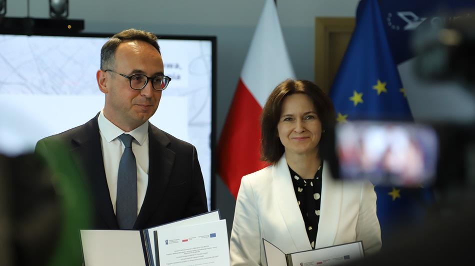 Minister infrastruktury Dariusz Klimczak i dyrektor CUPT Joanna Lech prezentują podpisane umowy.