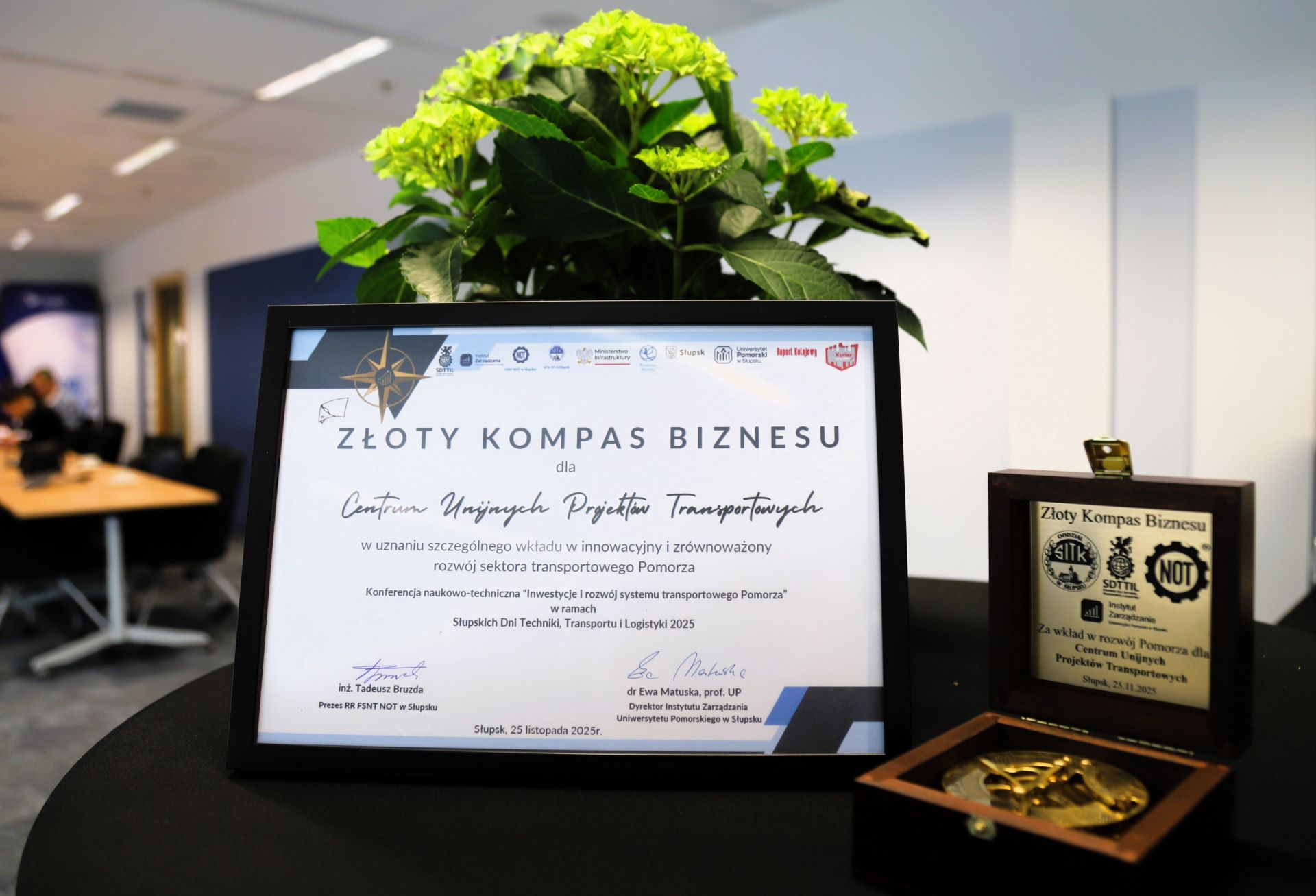 Dyplom oraz nagroda w postaci pamiątkowego kompasu dla CUPT